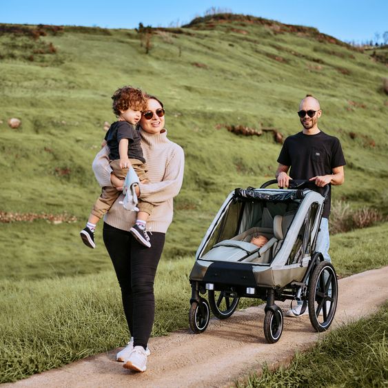 ABC Design 3in1 Fahrradanhänger und Kinderwagen Tour für 2 Kinder mit Jogger-Luftrad, Bremssystem, Komfortsitze, Verdeck mit Moskitonetz, Regenschutz & Sonnenschutz (bis 49 kg) - Olive