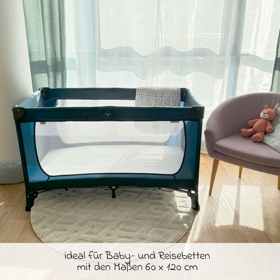 Alvi 5-tlg. Zubehör-Set für Reisebetten 60 x 120 cm - Reisebettmatratze Mosaik rollbar + Wasserdichte Betteinlage + 2 weiße Spannbettlaken + Insektenschutz