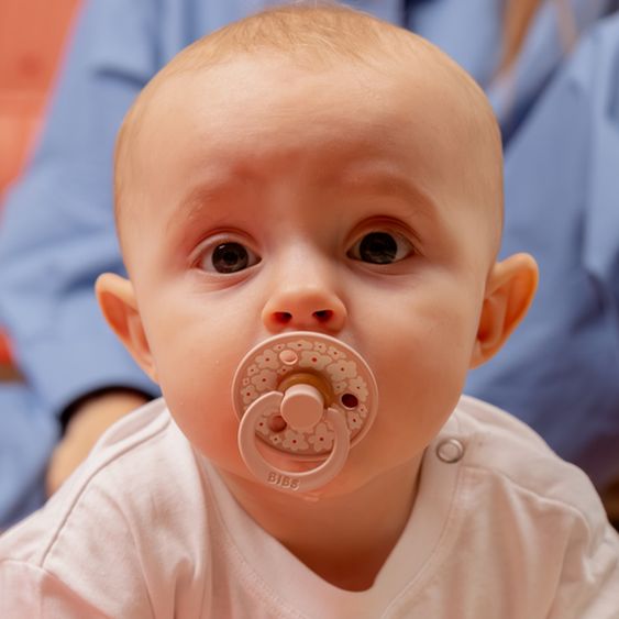 Bibs Set regalo 3 pz 2 Ciucci in lattice Colour 0-6 M + Catenella per ciuccio - Blush