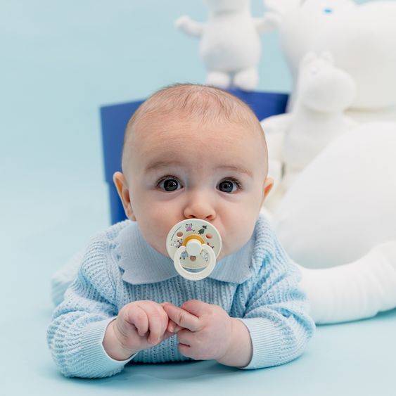 Bibs Set regalo 3 pz 2 Ciucci in lattice Colour 6-18 M + Catenella per ciuccio - Moomin Friends - Avorio / Salvia
