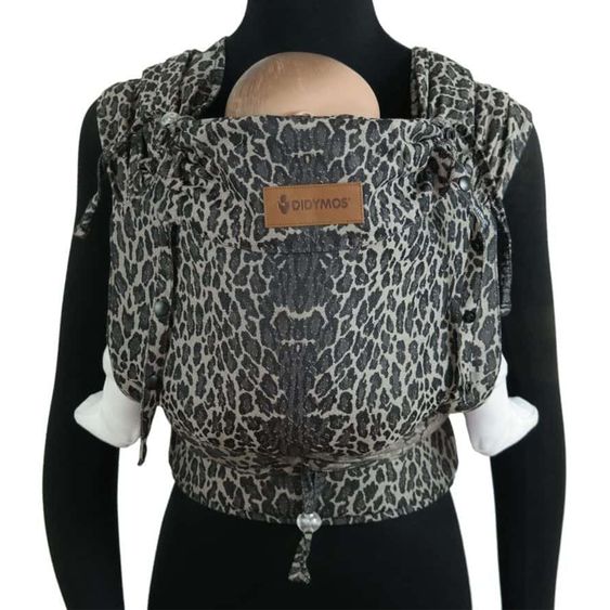 Didymos Babytrage DidyKlick 4u Halfbuckle ab Geburt - 3,5 kg - 20 kg - Anhock-Spreiz-Haltung, Bauch-, Rücken- und Hüfttrageweise, 100 % kbA-Baumwolle - Animal Print - Leo