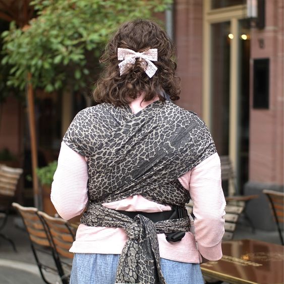 Didymos Babytrage DidyKlick 4u Halfbuckle ab Geburt - 3,5 kg - 20 kg - Anhock-Spreiz-Haltung, Bauch-, Rücken- und Hüfttrageweise, 100 % kbA-Baumwolle - Animal Print - Leo