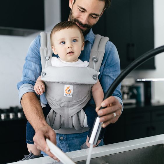 Ergobaby Babytrage 360 von Geburt an inkl. Neugeboreneneinsatz Easy Snug Grey & 2 in 1 Wintercover - Pearl Grey