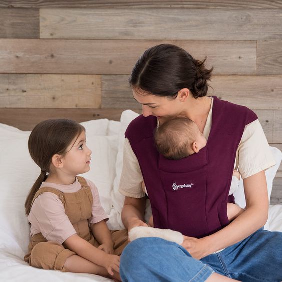 Ergobaby Babytrage Embrace für Neugeborene - Burgundy