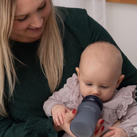 Everyday Baby Glas-Flasche mit Silikonmantel und Wärmesensor 240 ml - Silikon Gr. M - Blueberry