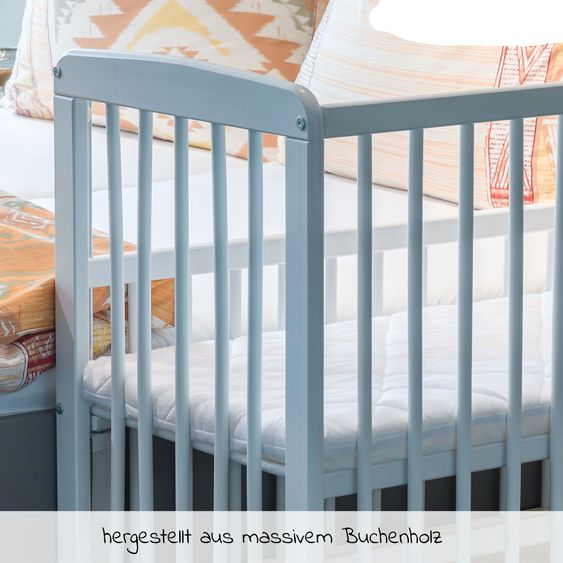 Fillikid 2in1 Beistellbett, Stubenbett Nino (auch für Boxspringbetten geeignet) inkl. Matratze - Weiß