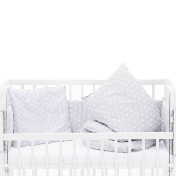 https://media.babyartikel.de/fillikid-4-tlg-bettwasche-set-fur-nino-decke-80-x-80-cm-kissen-35-x-40-cm-matratze-nestchen-cube-grey-6810-67-d0.jpg?preset=large