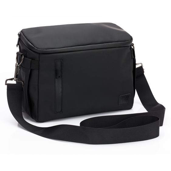 https://media.babyartikel.de/fillikid-kinderwagen-organizer-larvik-mit-viel-stauraum-inkl-wickelauflage-flaschenhalter-umhangegurt-befestigungshaken-black-6097-06-d0.jpeg?preset=large