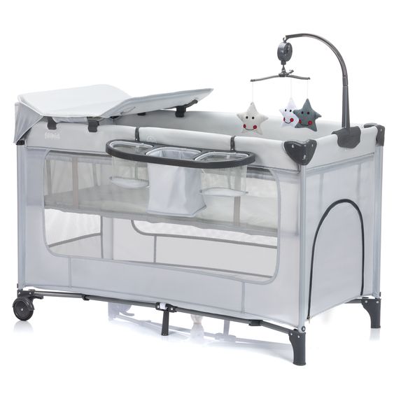 https://media.babyartikel.de/fillikid-reisebett-capri-ab-geburt-15-kg-mit-verstellbarem-einhang-2-rader-einstieg-wickeauflage-windelablage-mobile-tragetasche-hellgrau-4038-07-d0.png?preset=large