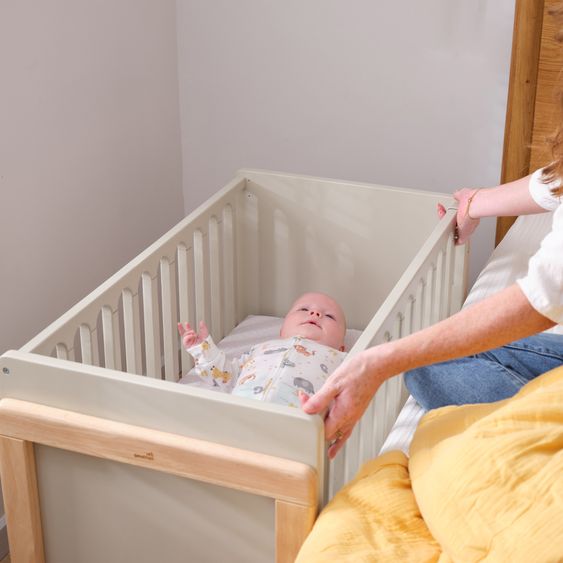 Geuther 4in1 Lettino da fianco Hato utilizzabile come letto, divanetto per bambini e scrivania - Beige