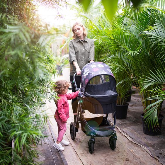 Hauck 4in1 Kinderwagen-Set Saturn R Duoset inkl. Babyschale, Isofix-Basis, Regenschutz und Insektenschutz - Wild Blooms Black