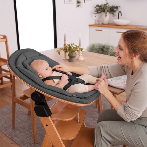 Hauck Beta Plus 5-tlg. Newborn Set - Hochstuhl + Neugeborenenaufsatz & Wippe Eco + Sitzkissen + Essbrett - Deep Grey - Natural