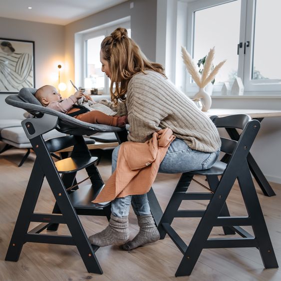 Hauck Hochstuhl Alpha Plus Dark Grey Select - im Sparset inkl. Holz-Essbrett und Sitzkissen - Nordic Grey