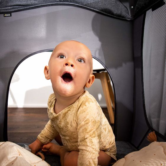 Hauck Play'n Relax Center travel cot with changing mat, height adjustable and side entry - Melange Charcoal