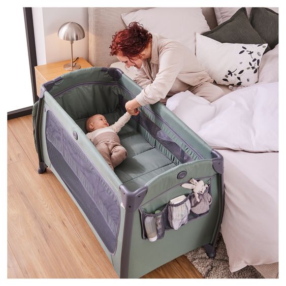 Hauck Reisebett Set Play N Relax Center inkl. Komfort Matratze & Spielzelt - Plants - Dark Green