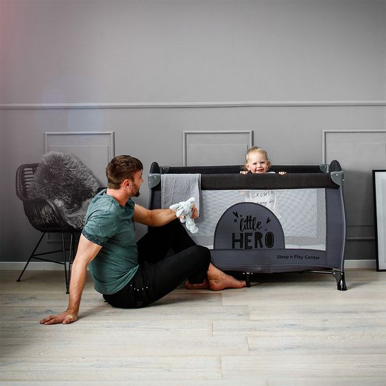 Hauck Reisebett Set Sleep'n Play Center mit Matratze, Wickelauflage, höhenverstellbar - Little Hero