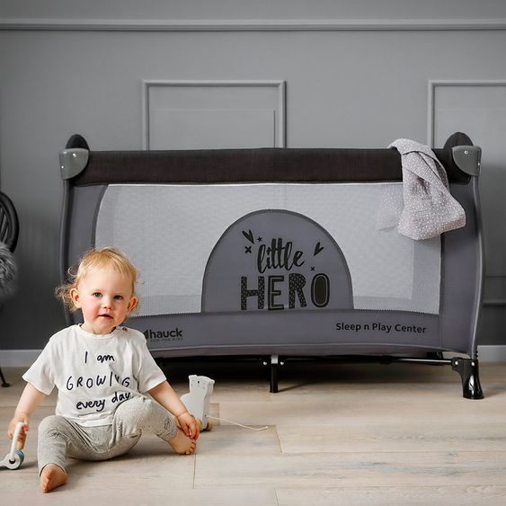 Hauck Reisebett Set Sleep'n Play Center mit Matratze, Wickelauflage, höhenverstellbar - Little Hero