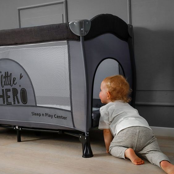 Hauck Reisebett Set Sleep'n Play Center mit Matratze, Wickelauflage, höhenverstellbar - Little Hero