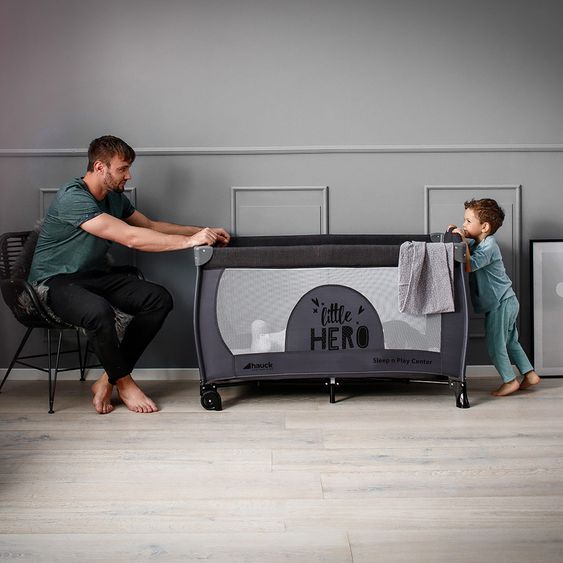 Hauck Reisebett Set Sleep'n Play Center mit Matratze, Wickelauflage, höhenverstellbar - Little Hero