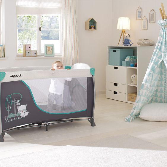 Hauck Reisebett Sleep'n Play Center II - Sparset inkl. Matratze, Wickelauflage, Babyeinsatz, Insektenschutz - Forest Fun