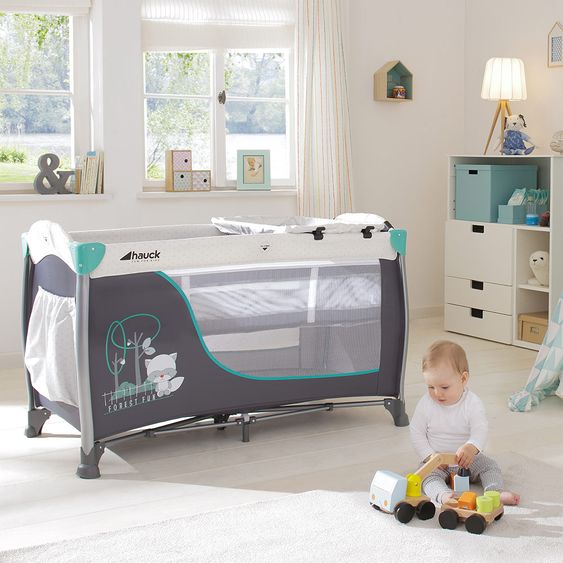 Hauck Reisebett Sleep'n Play Center II - Sparset inkl. Matratze, Wickelauflage, Babyeinsatz, Insektenschutz - Forest Fun