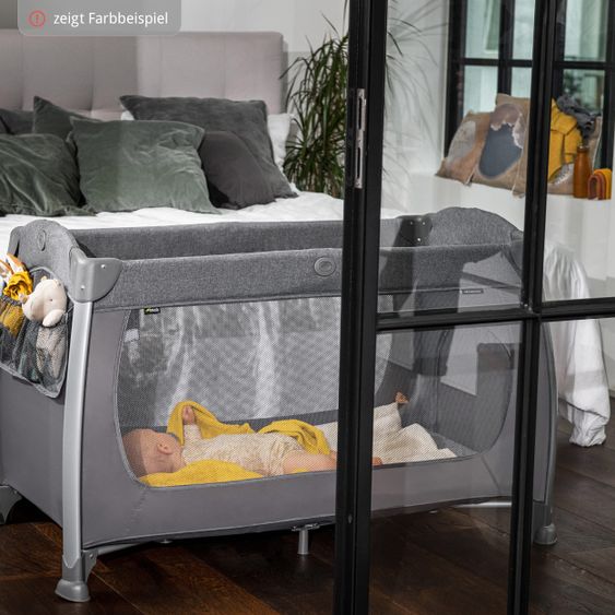 Hauck Reisebett Sparset Play N Relax Center inkl. Komfort Matratze, Einhang, Wickelauflage & Moskitonetz - Quilted Grey