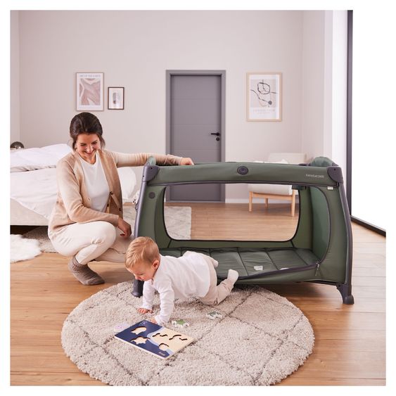 Hauck Travel Cot Set Play N Relax Center incl. Comfort Mattress, Insert, Changing Pad, Fitted Sheet & Mosquito Net - Dark Green