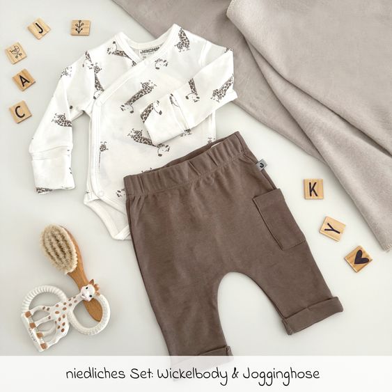 Jacky 2-tlg. Set Wickelbody & Jogginghose - Giraffe Allover - Mokka Offwhite - Gr. 68