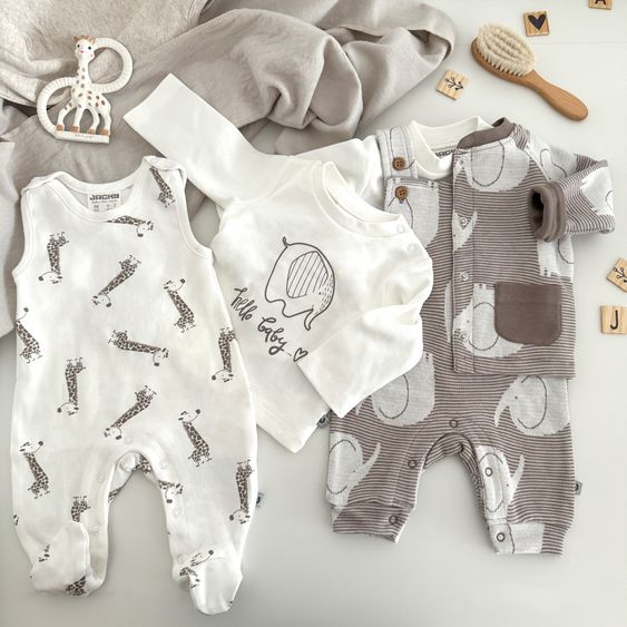 Jacky 8-tlg. Set Strickjacke, 2x Strampler, 2x Langarmshirt, Wickelbody, Jogginghose & Schlafanzug - Giraffe & Elefant - Offwhite Mokka - Gr. 56