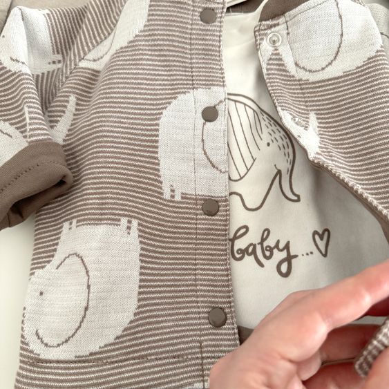 Jacky 8-tlg. Set Strickjacke, 2x Strampler, 2x Langarmshirt, Wickelbody, Jogginghose & Schlafanzug - Giraffe & Elefant - Offwhite Mokka - Gr. 56