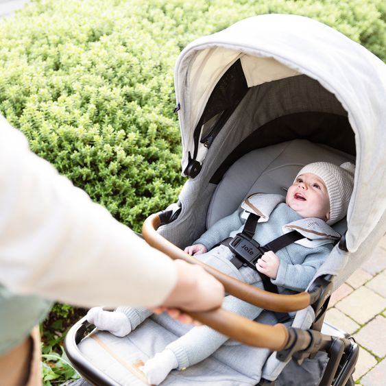 Joie Signature 4in1 Kombi-Kinderwagen-Set Vinca bis 22 kg belastbar mit Kinderwagenkette, Greifling, Schmusetuch, Spieluhr - Teleskopschieber, Sitzeinheit, Babyschale i-Level Recline, Babywanne Ramble XL, Adapter & Zubehörpaket - Signature - Oyster