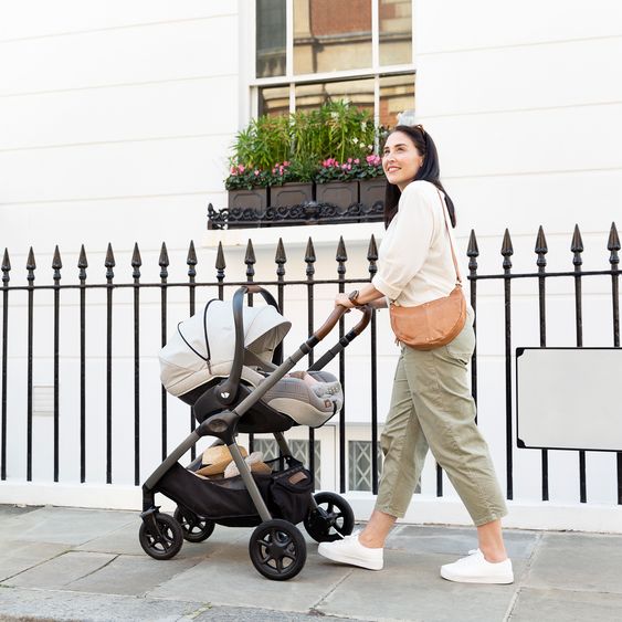 Joie Signature Buggy & Sportwagen Finiti bis 22 kg belastbar mit Liegeposition, Kinderwagenkette - Teleskopschieber,Sportsitz, Adapter, Rückenpolster, Getränkehalter, Crossbody-Bag & Zubehörpaket - Signature - Oyster