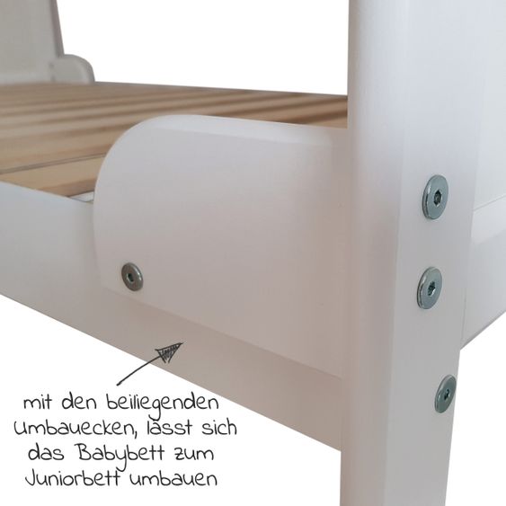 jonka Kinderzimmer Sparset Mona mit Bett, Wickelkommode, Bettwäsche, Himmel, Nestchen & Matratze 70x140 cm - Spielbär - Weiß