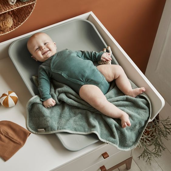 Leander Wickelauflage & Wickelkissen Set Matty abwischbar inkl. Auflage Topper und Kapuzen-Badetuch Hoodie - Sage Green