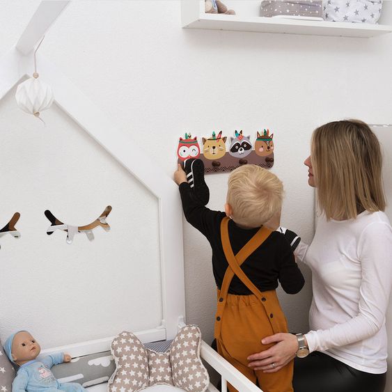 Luvel Kinder-Garderobe - Tierköpfe Indianer - Bunt / Dunkelbraun