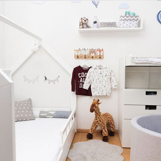 Luvel Kinder-Garderobe - Tierköpfe Indianer - Bunt / Hellbraun