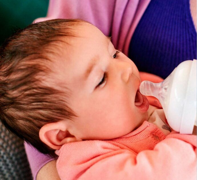 zu wenig muttermilch, baby mit flasche, flaschenfütterung