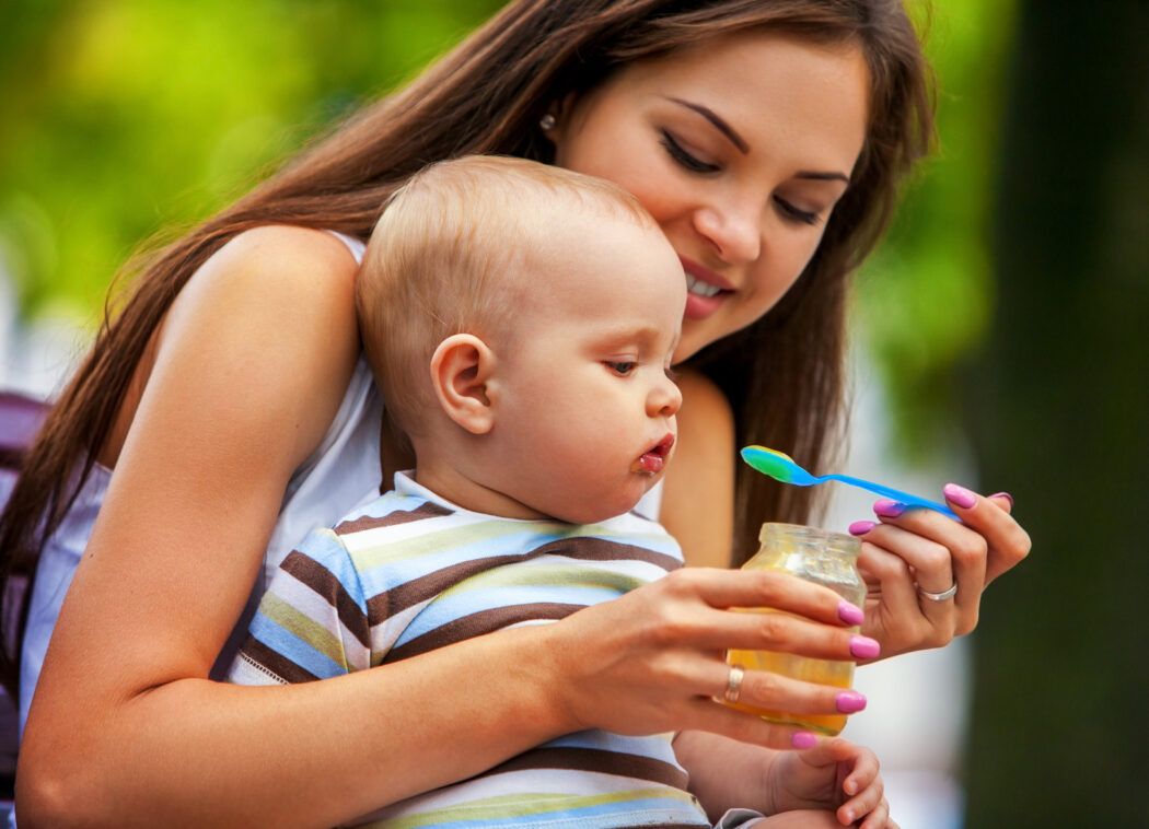 Mutter füttert Baby, Mittagsbrei Baby Rezepte Tipps
