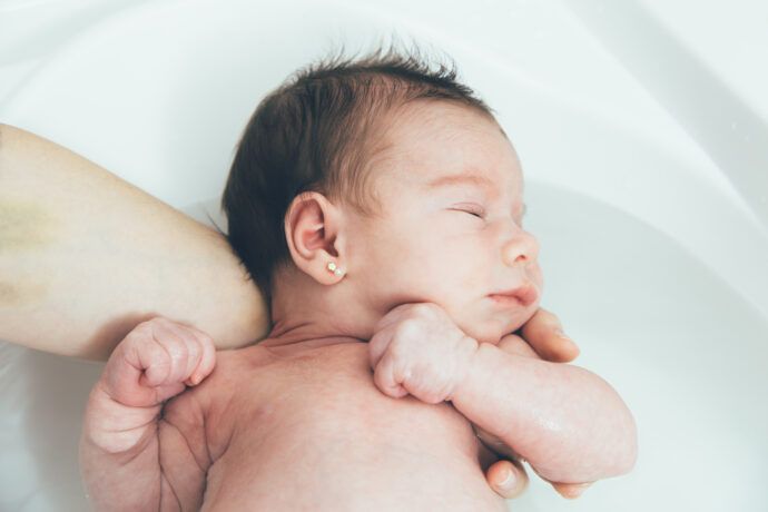Babybad, Badegriff Baby, Baby halten beim Baden