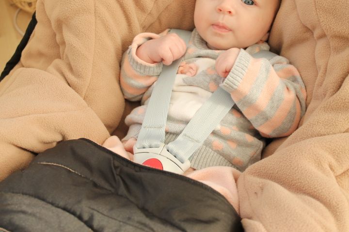 baby liegt in der kaiser coo coon einschlagdecke