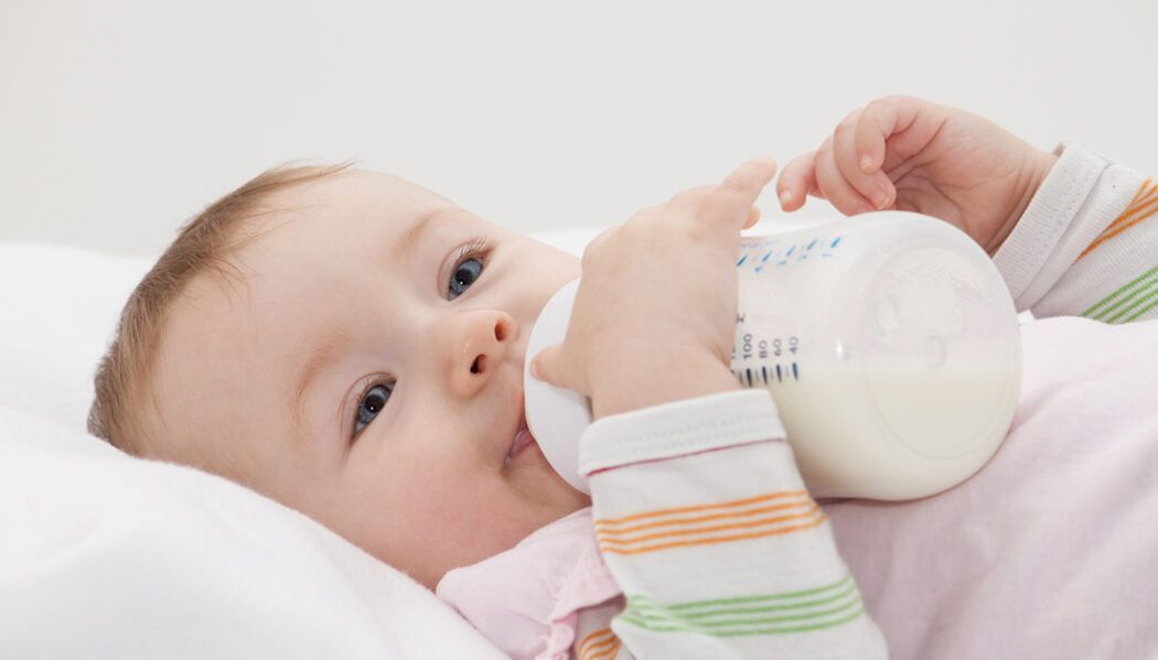 Baby mit Flasche