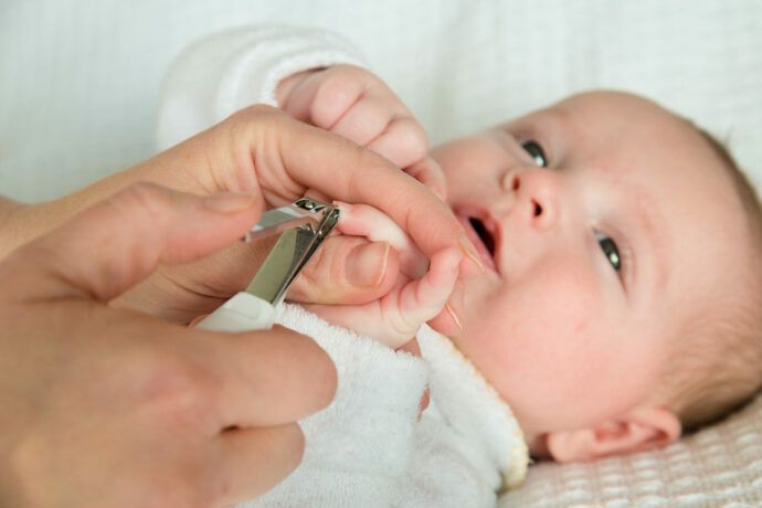 Nägel schneiden beim Baby