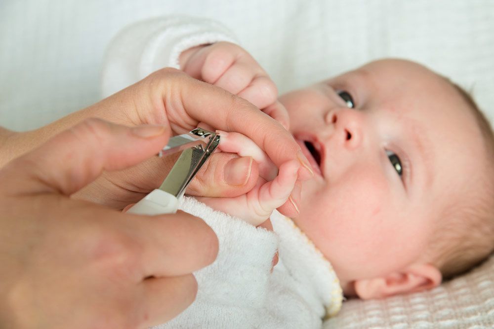 Nägel schneiden beim Baby