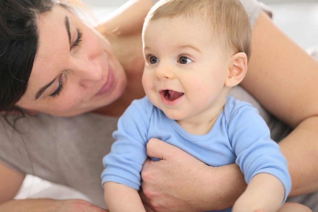 Baby verstehen: Mutter schaut Baby an