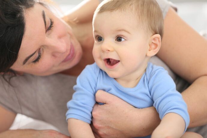 Baby verstehen: Mutter schaut Baby an