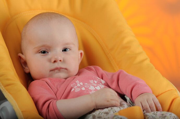 baby in babywippe