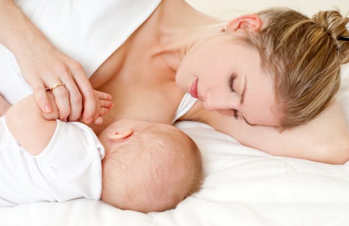 Mutter stillt Baby, who empfehlung stillen, who stillen