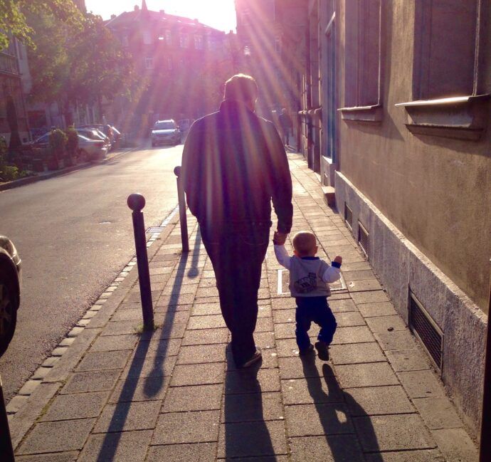 Elternzeit Vater mit Kind
