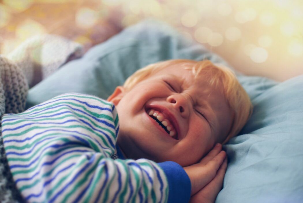 nachtschreck, albtraum, weinendes kleinkind im pyjama, nächtliches schreien