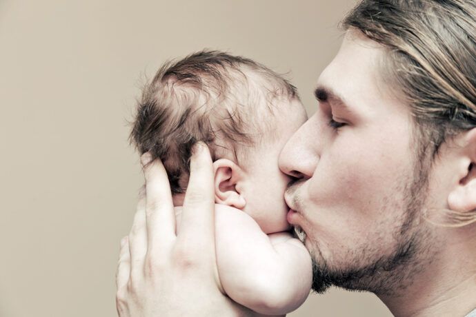 Papa und sein Neugeborenes